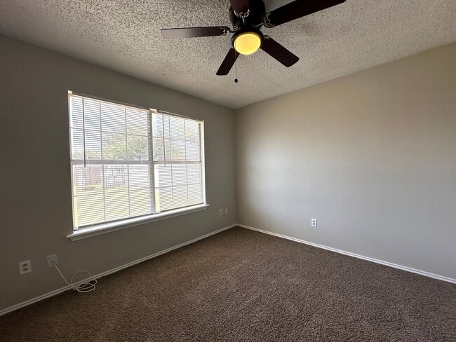 Building Photo - 3bed/2Bath Available 9/10