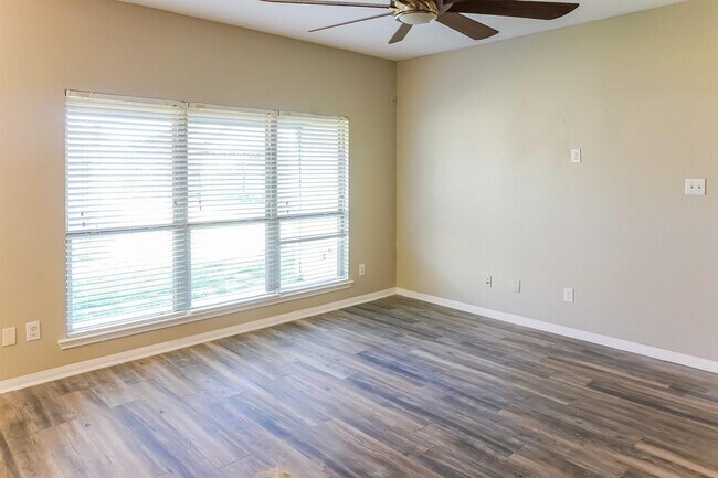 Building Photo - 297 Country Crossing Cir
