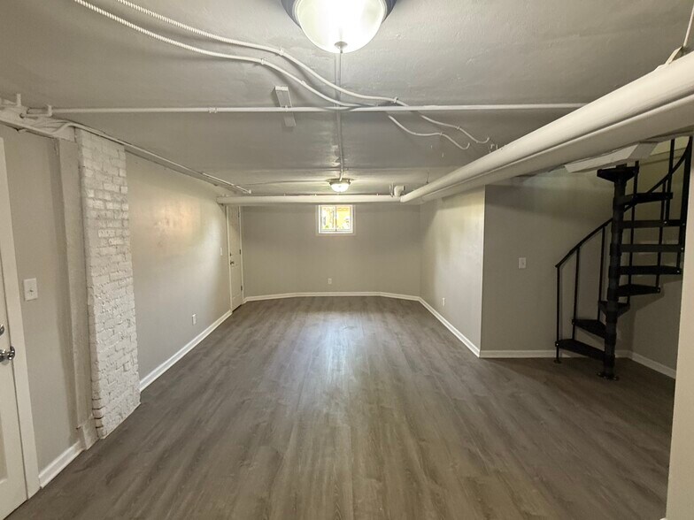 Building Photo - 204 Market St