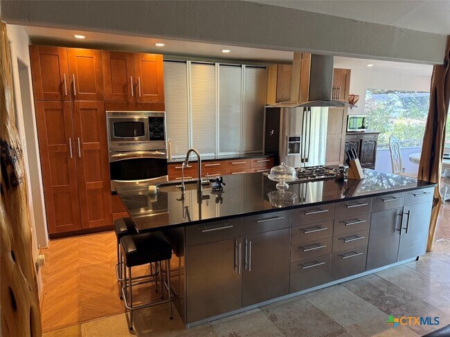 Building Photo - 901 Madrona Dr