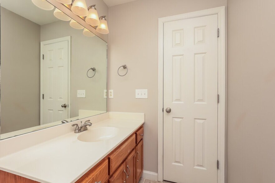 Building Photo - 2853 Sutherland Dr