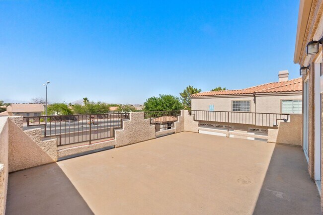 Building Photo - Gorgeous 2 Bedroom Townhome with attached ...