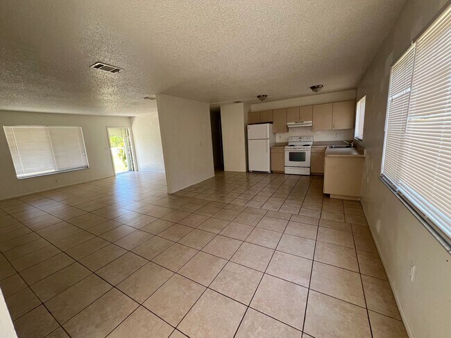 Building Photo - AVAIL 7/15 -- $1,495 ** Annual ** 3 Bed / ...