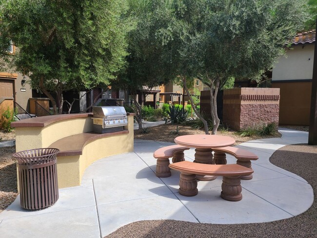 Building Photo - Fully Furnished 3 Bedrooms 2 Car Garage with Community Pool & Spa