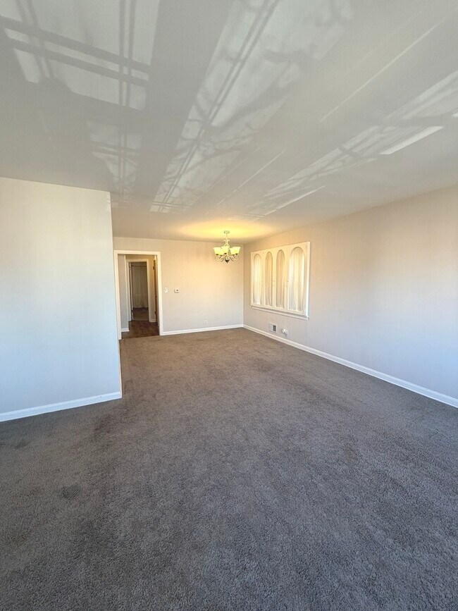 Building Photo - 2649 W Balmoral Ave