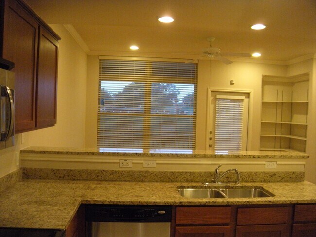 Building Photo - PRE-LEASE NORTH CAMPUS LUXURY 3 BEDROOM AUGUST