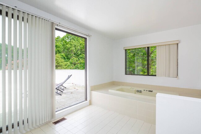 Building Photo - 404 Water Mill Towd Rd