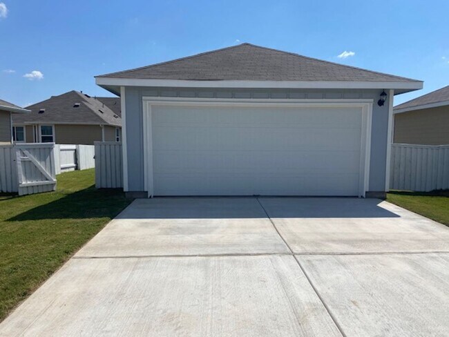 Building Photo - Brand New 4 Bed 2.5 Bath House with Large ...