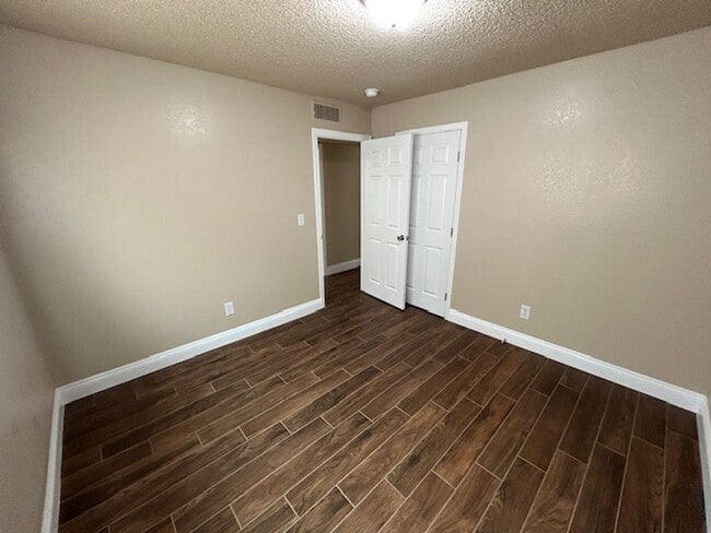 Building Photo - *** MOVE IN SPECIAL - $300.00 OFF FIRST MONTHS RENT***