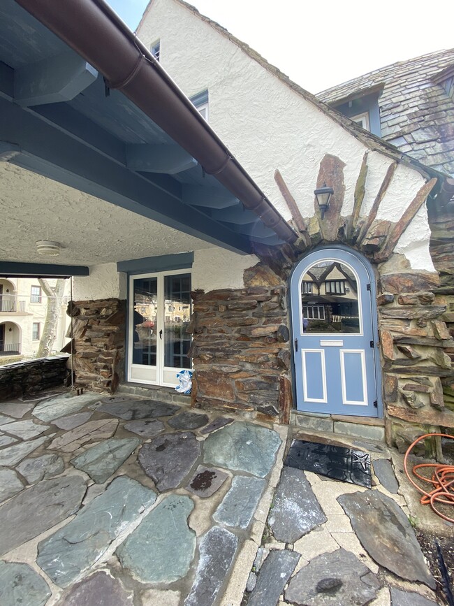 Building Photo - 148 Stoneway Ln