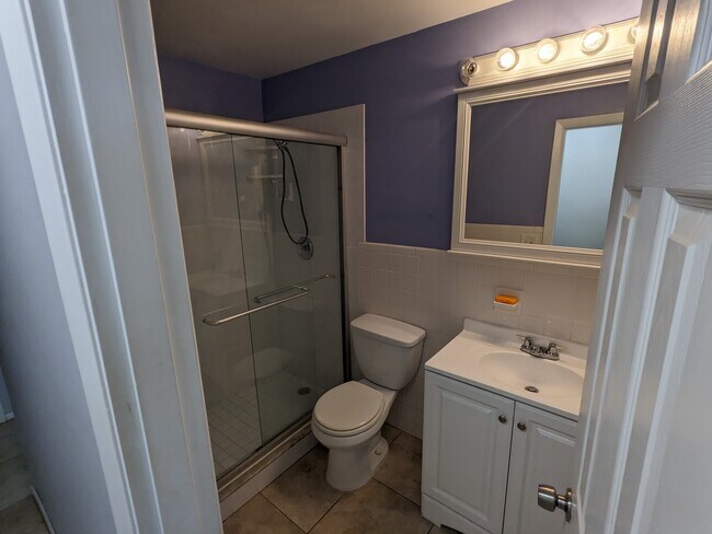 Main bathroom - 430 Patrick Ave