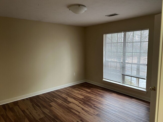 Building Photo - 371 Farris Rd