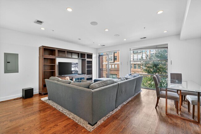 Building Photo - Sophisticated, Beautifully Furnished 2br/2...