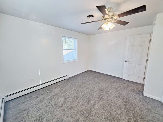 Building Photo - 3 Bed / 1-1/2 Bath Single Family Home