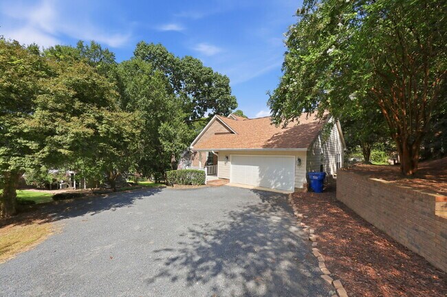 Building Photo - 108 Clay Cir