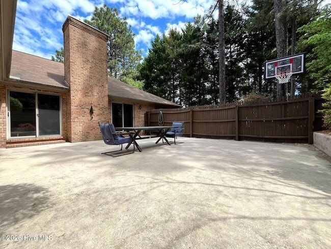 Building Photo - 100 Bridle Path Cir