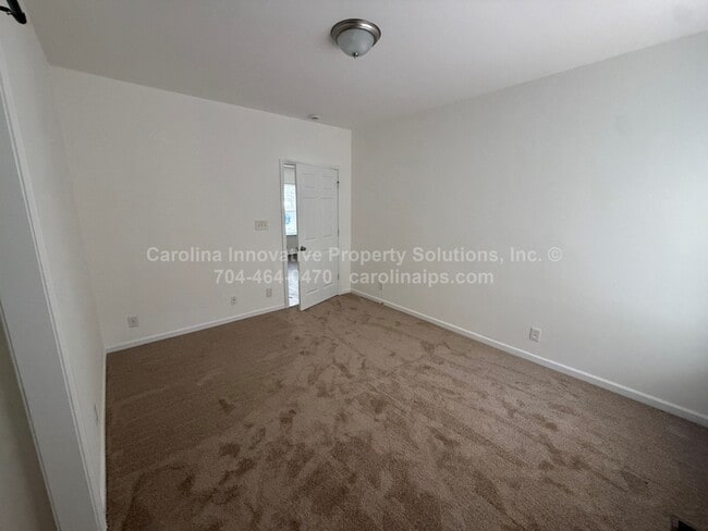 Building Photo - 610 N Pear St