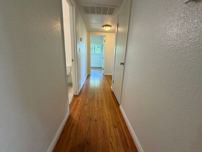 Building Photo - Adorable 3 bedroom 2 bath bungalow in Rosemont