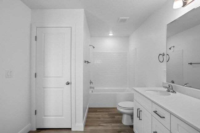 Building Photo - Beautiful 3 Bedroom Townhome in Desert Color. Internet Included!