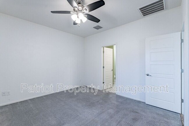Building Photo - 8816 S 41st Dr