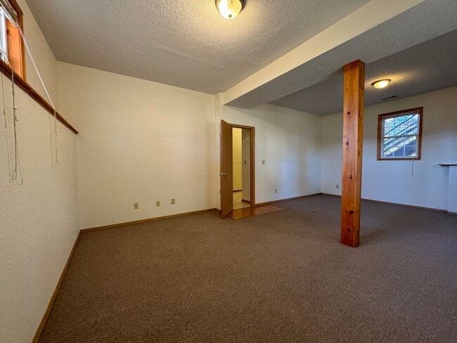 Building Photo - Charming 3-Bed, 2-Bath Home Just Minutes from Fort Leonard Wood!