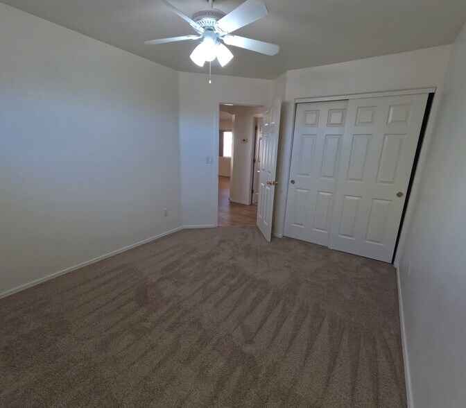 Building Photo - 2112 E Desert Lakes Dr