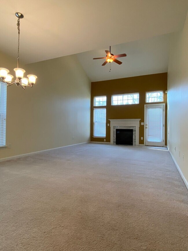 Building Photo - Updated 3 Bed, 2.5 Bath Townhome Available in Mauldin!