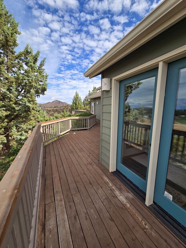 Building Photo - Stunning Views, Executive Home in Equestrian Meadows Redmond