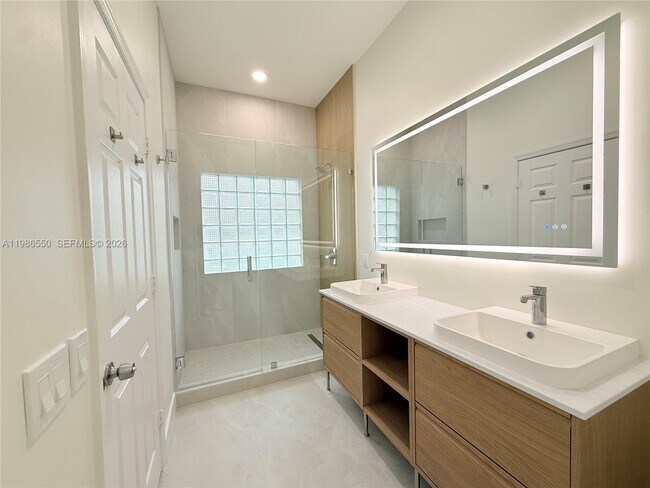 Building Photo - 964 Tanglewood Cir