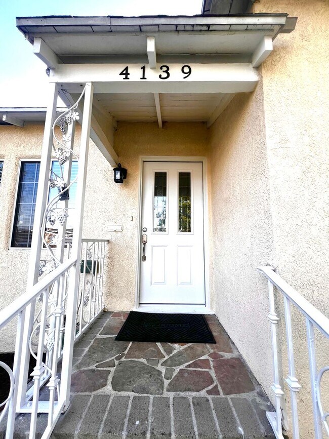 Building Photo - Single Family. 3-bed Home - Desireable Neighborhood!
