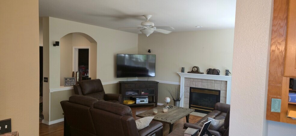 Building Photo - 2312 Creekside Dr