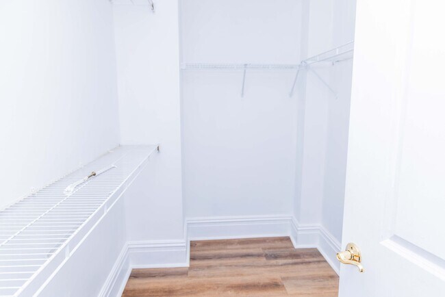 Building Photo - Luxury Two Bedroom Unit in  Downtown Business District