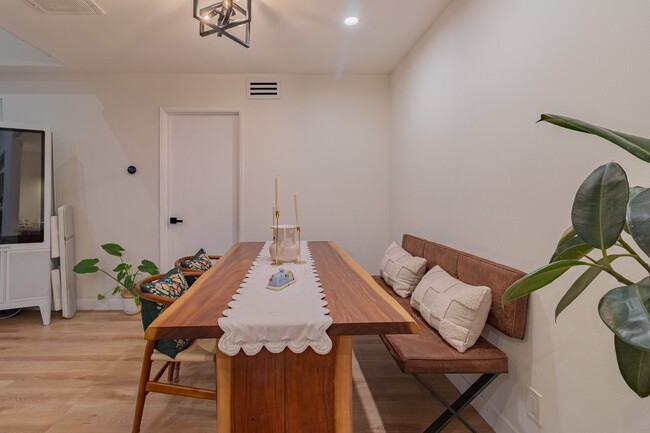 Building Photo - Beautifully remodeled top-floor 1b/1b cond...