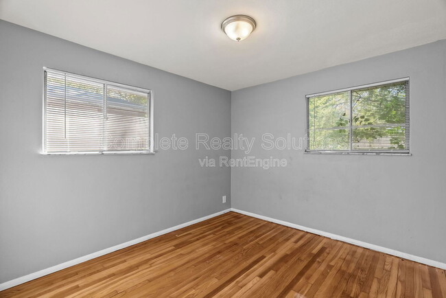 Building Photo - 1216 Lakeview Ave