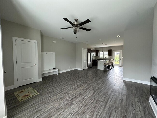 Building Photo - Spacious unit in English Commons! Close to...