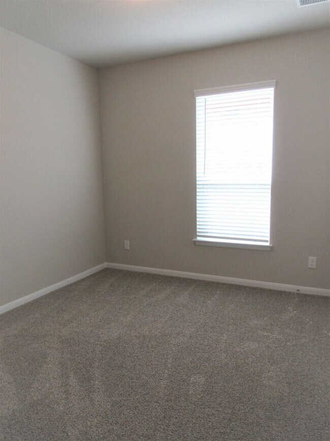 Building Photo - 4-Bedroom Home in Oak Creek - Highly Sough...