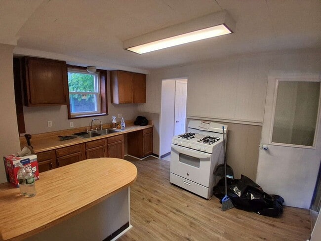 Building Photo - 4 Bedroom single family house
