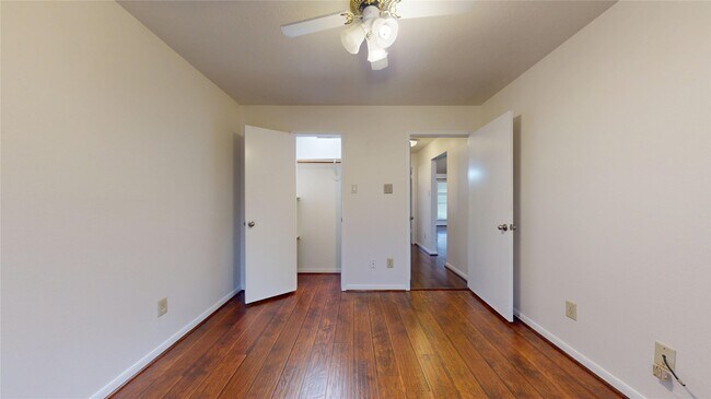 Building Photo - 806 N Willow Dr