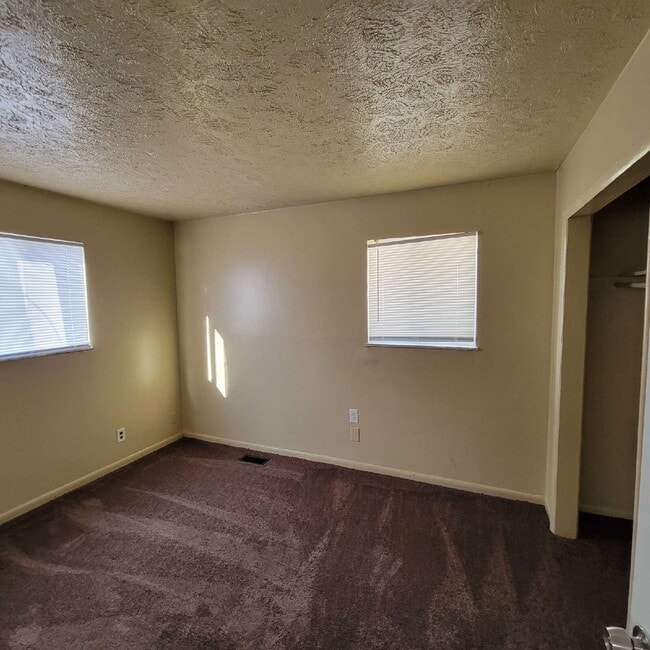 Building Photo - 4 Bedroom House!