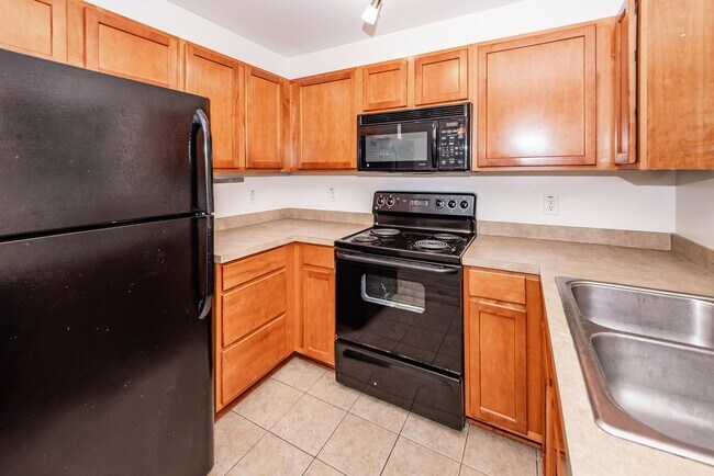 Building Photo - 2 Bedroom, 1.5 Bathroom Townhome - Charleston