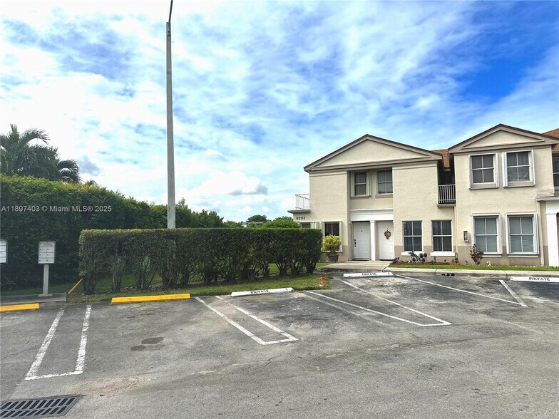 Building Photo - 9203 Fontainebleau Blvd