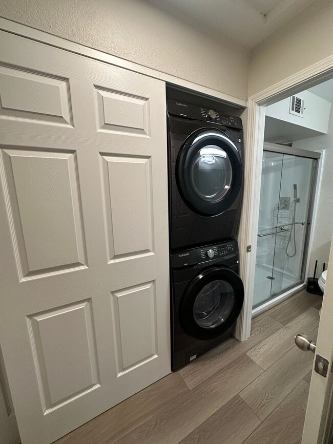 Building Photo - Amazing city views  2 bed 1 bath upstairs ...