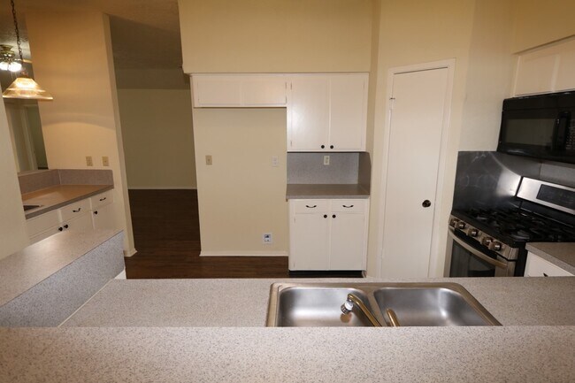 Building Photo - 21134 Park Mt Dr