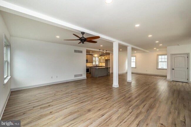 Building Photo - 411 James St