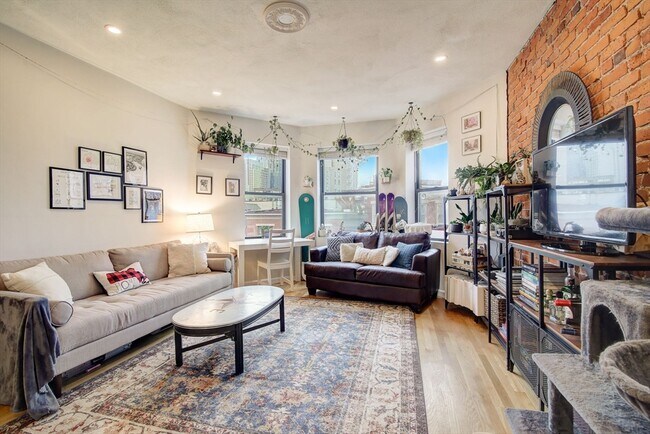 Building Photo - 65 Hemenway St