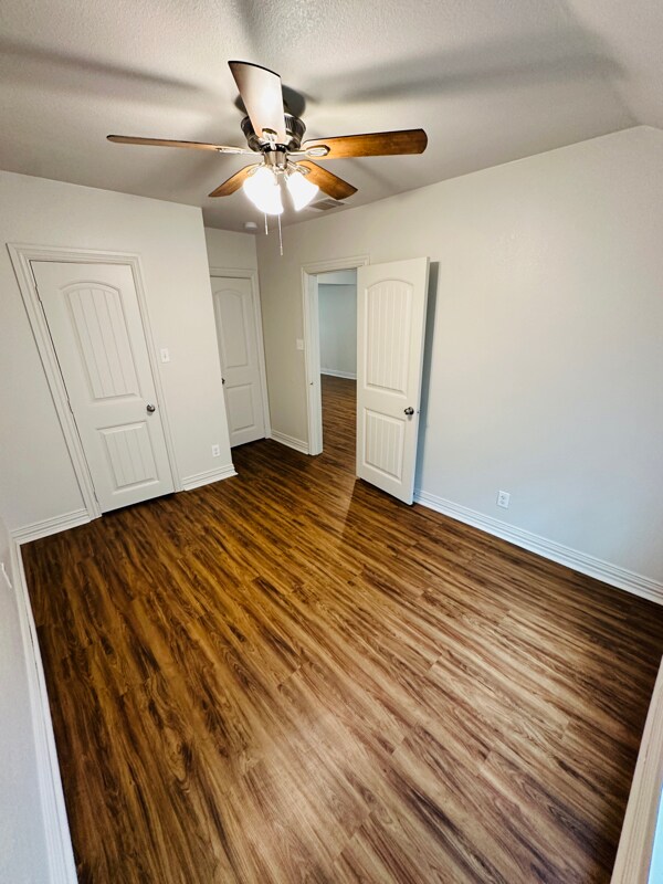 Building Photo - 1535 E Elmore Ave