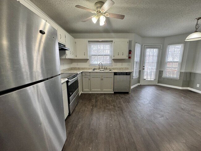 Building Photo - Newly Renovated 4 Bedroom 2 Bathroom