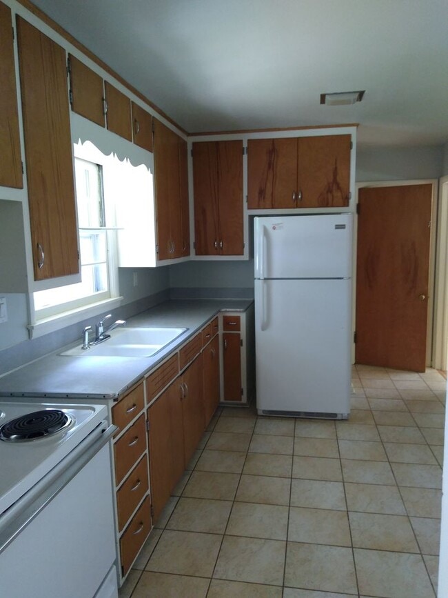 Building Photo - Charming Midvale Heights Ranch