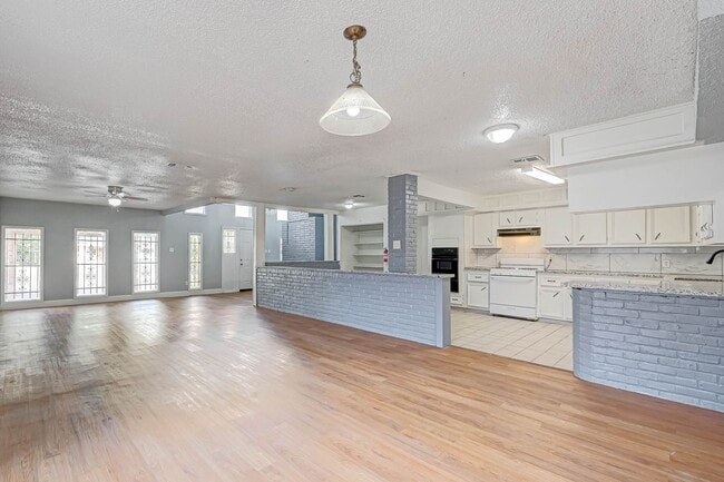Building Photo - Affordable spacious 4bed/2bath single-fami...