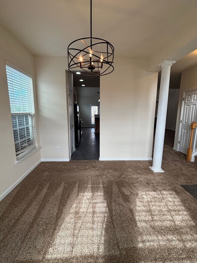 Building Photo - Spacious End Unit 3BR/2.5BA Townhouse